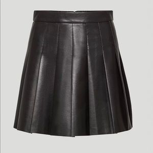 Aritizia Sunday Best olive micro skirt. Never worn and perfect condition